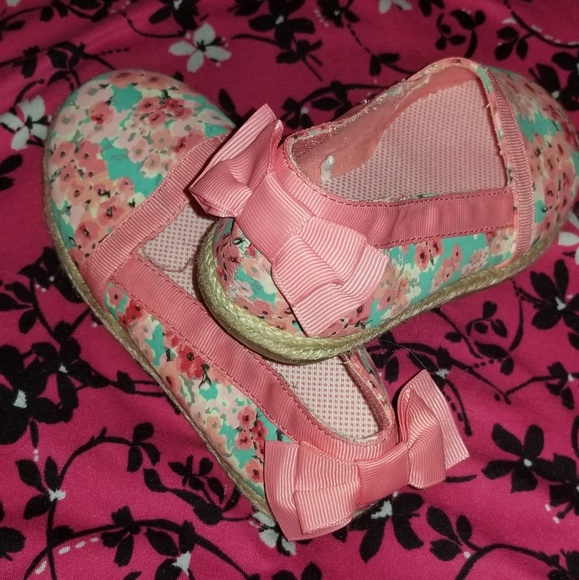 5/$25 Adorable slip on little girl shoes size 9 - Picture 3 of 5
